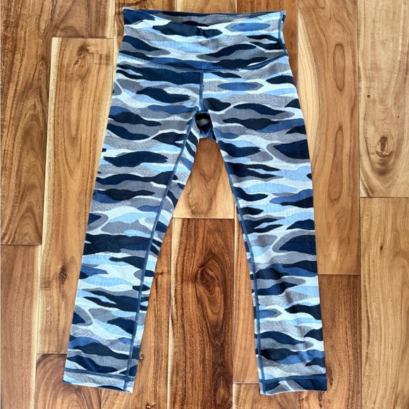 Lululemon Wunder Under Roll Down Crop Leggings Blue Camo | Size 4 - Picture 2 of 6